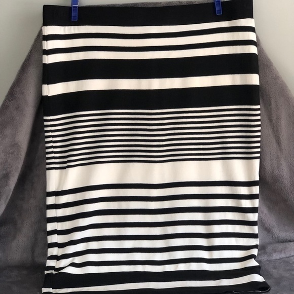 𝅺TRINA Turk off white cream and black striped skirt‎ size large - Picture 1 of 7